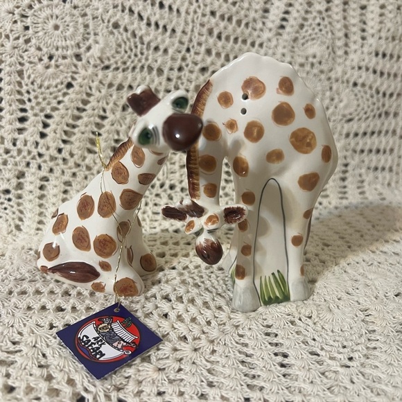 Lynda Corneille Other - Ark Safari Lynda Corneille
Giraffes Salt & Pepper
Shakers NEW 2013